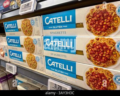 Newmarket, Ontario, Canada - 9 aprile 2025: Spaghetti senza glutine di marca Catelli sullo scaffale del vero superstore canadese Foto Stock