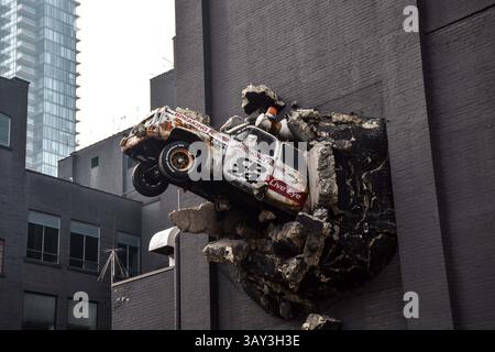 30 ottobre 2022 - Toronto, Ontario, Canada: CP24 Breaking News Live Eye si è schiantato un camion rompendo una scultura muraria a Queen Street West Foto Stock