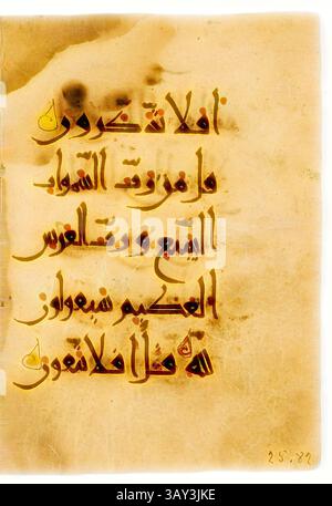 Un antico manoscritto caratterizzato da un'elegante calligrafia araba con fioriture artistiche, che trasmette un messaggio o una poesia. Il testo è stato progettato in modo complesso, mostrando la bellezza degli stili di scrittura tradizionali. Islamico, iraniano, Corano Folio, X secolo, inchiostro e colori su carta, 19 x 13,7 cm (larghezza portafoglio 9,5), arte classica con un tocco moderno reinventata da Artotop Foto Stock