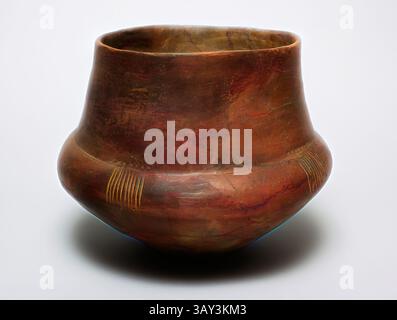 Un vaso di ceramica finemente lavorato con corpo arrotondato e apertura stretta, caratterizzato da sottili marcature che suggeriscono una ricca storia e un significato culturale., germanica, urna, XII secolo a.C., arte classica con un tocco moderno reinventata da Artotop Foto Stock