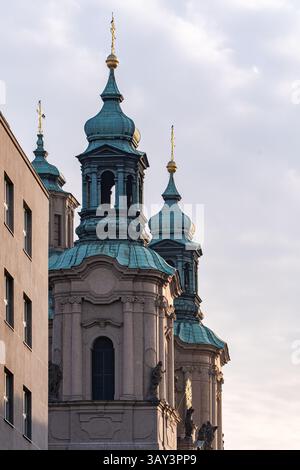 Vista accattivante della storica architettura barocca di Praga, con torri ornamentali con cupole di rame verdi. Il design del XVII secolo mette in risalto l'intri Foto Stock