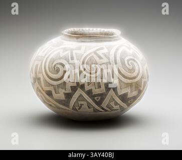 Una pentola in ceramica splendidamente realizzata con intricati motivi vorticosi e disegni geometrici, che mostrano abilità artistica e significato culturale. Anasazi, nativi americani, Jar, tra il 1100 e il 1300, Terracotta, in totale: 19,1 x 26,7 cm (7 1/2 x 10 1/2 pollici), arte classica con un tocco moderno reinventata da Artotop Foto Stock