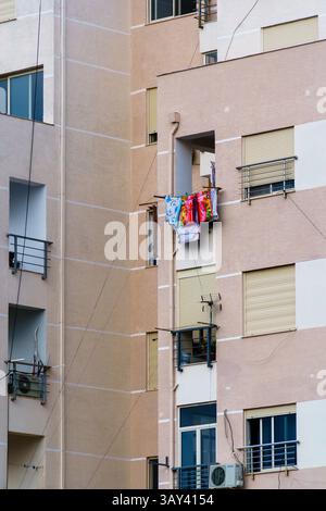 Maggio 2024. Durazzo, Albania. Lavare e asciugare da una finestra in un blocco di appartamenti. Foto: © Simon Grosset Foto Stock