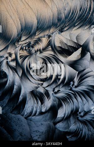 Immagine accattivante che mostra le intricate texture e i motivi dei microcristalli di acido salicilico sotto un microscopio, evidenziando la sua struttura delicata Foto Stock