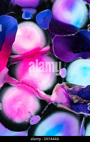 Colorate opere d'arte astratta caratterizzate da vivaci forme fluide rosa, blu e viola. Questo pezzo espressivo evoca movimento e creatività, ideale per un moderno Foto Stock