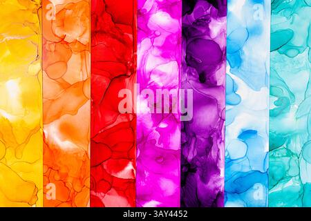 Un'opera d'arte astratta vibrante caratterizzata da strisce verticali di inchiostro alcolico brillante in giallo, arancione, rosso, rosa, viola, blu e verde acqua. Perfetto per il moderno Foto Stock