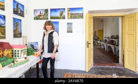 Vlastislav, Repubblica Ceca. 22 aprile 2025. Il castello di Skalka, luogo di nascita di Christoph Schonborn, l'ex arcivescovo e cardinale di Vienna, considerato uno dei possibili candidati al papato, nella foto del 22 aprile 2025, a Vlastislav, distretto di Litomerice, Repubblica Ceca. Nella foto è visto il sindaco di Vlastislav Lenka Mikova. Crediti: Ondrej Hajek/CTK Photo/Alamy Live News Foto Stock