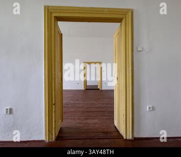 Vlastislav, Repubblica Ceca. 22 aprile 2025. Il castello di Skalka, luogo di nascita di Christoph Schonborn, l'ex arcivescovo e cardinale di Vienna, considerato uno dei possibili candidati al papato, nella foto del 22 aprile 2025, a Vlastislav, distretto di Litomerice, Repubblica Ceca. Sulla foto è visibile una parte di un interno del castello. Crediti: Ondrej Hajek/CTK Photo/Alamy Live News Foto Stock