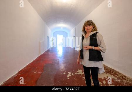 Vlastislav, Repubblica Ceca. 22 aprile 2025. Il castello di Skalka, luogo di nascita di Christoph Schonborn, l'ex arcivescovo e cardinale di Vienna, considerato uno dei possibili candidati al papato, nella foto del 22 aprile 2025, a Vlastislav, distretto di Litomerice, Repubblica Ceca. Nella foto è visto il sindaco di Vlastislav Lenka Mikova. Crediti: Ondrej Hajek/CTK Photo/Alamy Live News Foto Stock