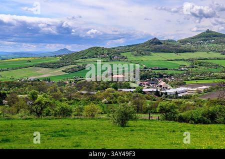 Vlastislav, Repubblica Ceca. 22 aprile 2025. Il castello di Skalka (al centro), luogo di nascita di Christoph Schonborn, l'ex arcivescovo e cardinale di Vienna, considerato uno dei possibili candidati al papato, nella foto del 22 aprile 2025, a Vlastislav, distretto di Litomerice, Repubblica Ceca. Crediti: Ondrej Hajek/CTK Photo/Alamy Live News Foto Stock