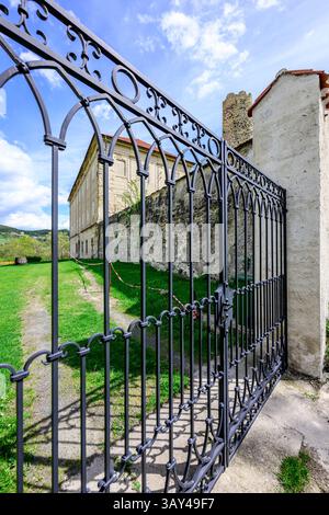 Vlastislav, Repubblica Ceca. 22 aprile 2025. Il castello di Skalka, luogo di nascita di Christoph Schonborn, l'ex arcivescovo e cardinale di Vienna, considerato uno dei possibili candidati al papato, nella foto del 22 aprile 2025, a Vlastislav, distretto di Litomerice, Repubblica Ceca. Crediti: Ondrej Hajek/CTK Photo/Alamy Live News Foto Stock