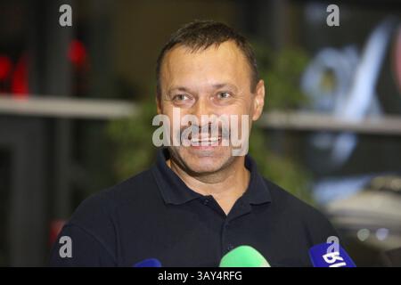 MINSK, BIELORUSSIA - 12 SETTEMBRE 2016: Andrei Fomochkin, funzionario bielorusso del ministero dello sport, presso un aeroporto di Minsk. Il Comitato Paralimpico Internazionale (IPC) ha revocato l'accreditamento di Fomochkin dopo aver portato una bandiera russa durante la cerimonia di apertura delle Paralimpiadi di Rio 2016. Oksana Manchuk/BelTA/TASS (immagine di credito: © Belta/TASS tramite ZUMA Press) Foto Stock