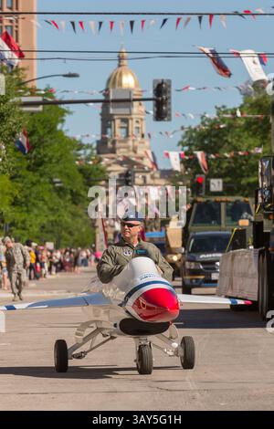 23 luglio 2015 - Cheyenne, Wyoming, Stati Uniti d'America - un ufficiale dell'Air Force cavalca su un jet da caccia in miniatura durante la sfilata dei Cheyenne Frontier Days attraverso la capitale dello stato 23 luglio 2015 a Cheyenne, Wyoming. Frontier Days celebra le tradizioni dei cowboy dell'ovest con un rodeo, una parata e una fiera. (Immagine di credito: © Richard Ellis via ZUMA Wire) Foto Stock
