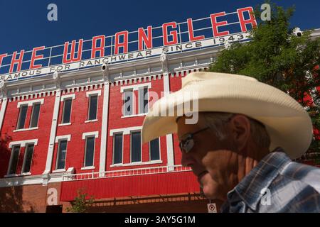 23 luglio 2015 - Cheyenne, Wyoming, Stati Uniti d'America - Un cowboy passa davanti al negozio di abbigliamento western Wrangler il 23 luglio 2015 a Cheyenne, Wyoming. Il negozio, aperto nel 1943, è il più grande outfitter western in America. (Immagine di credito: © Richard Ellis via ZUMA Wire) Foto Stock