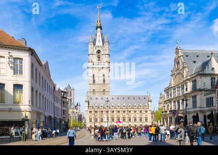 Gand, Belgio - 04/30/2023: Piazza Sint-Baafsplein a Gand, Belgio, con lo storico Belfry and Cloth Hall, con i pedoni che godono di un Foto Stock