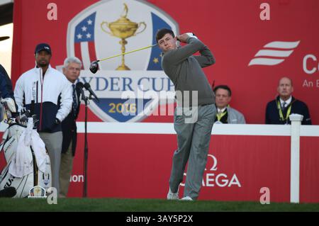 1° ottobre 2016: Gli Europes Matt Fitzpatrick si sfidano al primo tee box della mattina in quattro partite della Ryder Cup 2016 all'Hazeltine National Golf Club di Chaska, Minnesota. Supporti Von Castor/Cal Sport (immagine di credito: &Copy; supporti Von Castor/Cal Sport tramite cavo ZUMA) Foto Stock