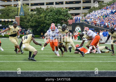1° ottobre 2016 - Jordan Scarlett #25 in corsa verso la end zone durante la partita di calcio NCAA tra i Florida Gators e i Vanderbilt Commodores al Vanderbilt Stadium di Nashville, TN foto di Thomas McEwen/Cal Sport Media (Credit Image: &Copy; Thomas McEwen/Cal Sport Media via ZUMA Wire) Foto Stock