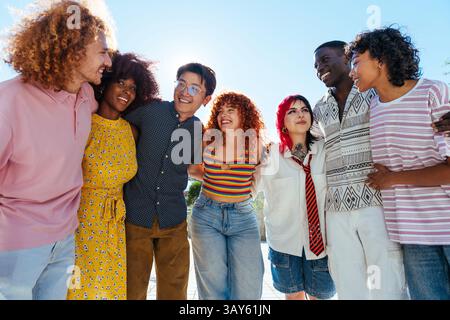 Gruppo multietnico di giovani amici che si incontrano e si divertono all'aria aperta - ragazzi multirazziali felici ed eleganti che si legano in città, concetti su y Foto Stock