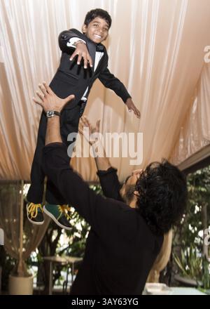 12 novembre 2016 - Hollywood, California, Stati Uniti - LA SOLEGGIATA PAWAR viene lanciata in aria dal co-protagonista Dev Patel mentre promuove il film "Lion". Sunny interpreta un giovane Dev in un film. Dev Patel (Londra, 23 aprile 1990) è un attore britannico. Dev è nato a Harrow, Londra, da Anita, un assistente, e Raj Patel, chi ci lavora. I suoi genitori, originari di Nairobi, Kenya, sono entrambi di origine indiana gujarati. Il suo primo ruolo è stato nella serie televisiva britannica Skins (2007). Il suo ruolo di primo piano è stato nel film vincitore dell'Oscar Slumdog Millionaire (2008). Nel marzo 2015, ha avuto un ruolo da protagonista in due importanti film pubblicati in Foto Stock