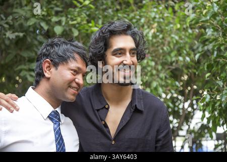 12 novembre 2016 - Hollywood, California, Stati Uniti - Saroo Brierley e Dev Patel star del film Lion. Dev Patel (Londra, 23 aprile 1990) è un attore britannico. Dev è nato a Harrow, Londra, da Anita, un assistente, e Raj Patel, chi ci lavora. I suoi genitori, originari di Nairobi, Kenya, sono entrambi di origine indiana gujarati. Il suo primo ruolo è stato nella serie televisiva britannica Skins (2007). Il suo ruolo di primo piano è stato nel film vincitore dell'Oscar Slumdog Millionaire (2008). Nel marzo 2015, ha avuto un ruolo da protagonista in due importanti film pubblicati nei teatri contemporaneamente: Chappie (2015) e The Second Best Exot Foto Stock