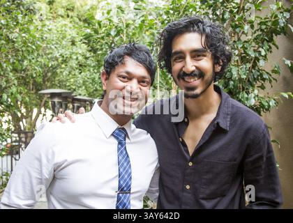 12 novembre 2016 - Hollywood, California, Stati Uniti - Saroo Brierley e Dev Patal star del film Lion. Dev Patel (Londra, 23 aprile 1990) è un attore britannico. Dev è nato a Harrow, Londra, da Anita, un assistente, e Raj Patel, chi ci lavora. I suoi genitori, originari di Nairobi, Kenya, sono entrambi di origine indiana gujarati. Il suo primo ruolo è stato nella serie televisiva britannica Skins (2007). Il suo ruolo di primo piano è stato nel film vincitore dell'Oscar Slumdog Millionaire (2008). Nel marzo 2015, ha avuto un ruolo da protagonista in due importanti film pubblicati nei teatri contemporaneamente: Chappie (2015) e The Second Best Exot Foto Stock