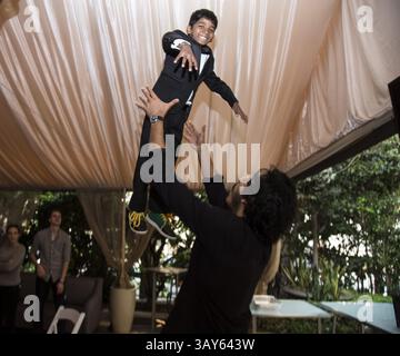 12 novembre 2016 - Hollywood, California, Stati Uniti - LA SOLEGGIATA PAWAR viene lanciata in aria dal co-protagonista Dev Patel mentre promuove il film "Lion". Sunny interpreta un giovane Dev in un film. Dev Patel (Londra, 23 aprile 1990) è un attore britannico. Dev è nato a Harrow, Londra, da Anita, un assistente, e Raj Patel, chi ci lavora. I suoi genitori, originari di Nairobi, Kenya, sono entrambi di origine indiana gujarati. Il suo primo ruolo è stato nella serie televisiva britannica Skins (2007). Il suo ruolo di primo piano è stato nel film vincitore dell'Oscar Slumdog Millionaire (2008). Nel marzo 2015, ha avuto un ruolo da protagonista in due importanti film pubblicati in Foto Stock