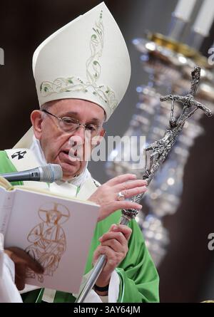 13 novembre 2016 - città del Vaticano - PAPA FRANCESCO celebra la messa per il Giubileo dei poveri, dei senzatetto, emarginati ed esclusi nella Basilica di San Pietro in Vaticano. (Immagine di credito: © Evandro Inetti via ZUMA Wire) Foto Stock