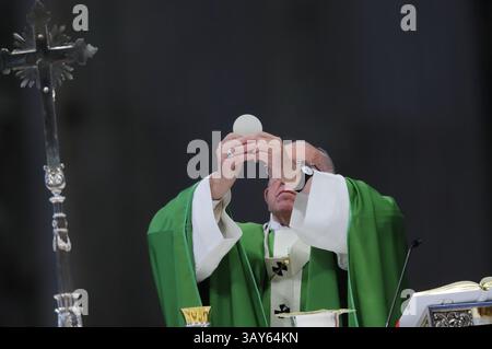 13 novembre 2016 - Stato della città del Vaticano (Santa sede) - PAPA FRANCESCO celebra la messa per il Giubileo dei poveri, dei senzatetto, emarginati ed esclusi nella Basilica di San Pietro in Vaticano. (Immagine di credito: © Evandro Inetti via ZUMA Wire) Foto Stock