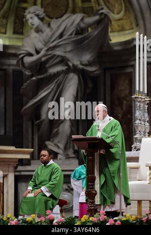 13 novembre 2016 - Stato della città del Vaticano (Santa sede) - PAPA FRANCESCO celebra la messa per il Giubileo dei poveri, dei senzatetto, emarginati ed esclusi nella Basilica di San Pietro in Vaticano. (Immagine di credito: © Evandro Inetti via ZUMA Wire) Foto Stock