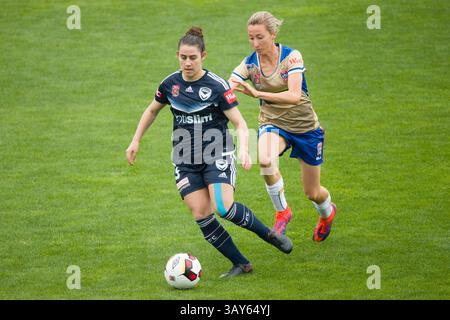 13 novembre 2016 - Melbourne, Victoria, Australia - ADRIANA TARANTO (15) di Melbourne Victory controlla la palla nel secondo round della competizione W-League tra Melbourne Victory e Newcastle Jets durante la stagione 2016-17 al Lakeside Stadium di Melbourne, Australia. La Westfield W-League è la lega nazionale di calcio femminile dell'Australia. Newcastle Won 4-0 (immagine di credito: © Sydney Low via ZUMA Wire) Foto Stock