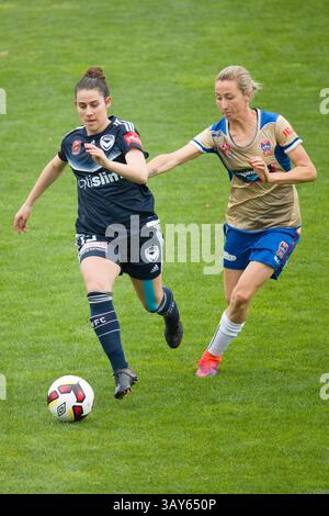 13 novembre 2016 - Melbourne, Victoria, Australia - ADRIANA TARANTO (15) di Melbourne Victory controlla la palla nel secondo round della competizione W-League tra Melbourne Victory e Newcastle Jets durante la stagione 2016-17 al Lakeside Stadium di Melbourne, Australia. La Westfield W-League è la lega nazionale di calcio femminile dell'Australia. Newcastle Won 4-0 (immagine di credito: © Sydney Low via ZUMA Wire) Foto Stock