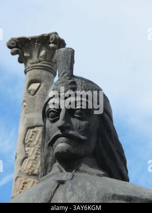 7 settembre 2015 - ROM - Vlad Tepes, l'ispirazione per il personaggio immaginario di Bram Stoker Dracula, è stato un principe guerriero del XV secolo che è ancora considerato un eroe nazionale in Romania per i suoi feroci combattimenti contro gli invasori stranieri. Il suo busto segna le rovine del palazzo di Bucarest da cui un tempo governava. (Immagine di credito: © John Dowling/TNS via ZUMA Wire) Foto Stock