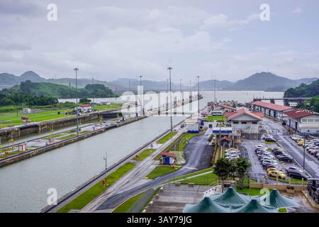 La vista del canale di Panama dall'alto, il canale artificiale dell'America centrale che collega il Mar dei Caraibi con l'Oceano Pacifico. Foto Stock