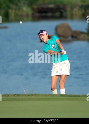 23 ottobre 2016 - Haikou, Hainan, Cina - Miss Hong Kong finalista e campionessa di tennis del doppio Cindy Lee sul 18° green del campo di Blackstone a Mission Hills resort Haikou durante il 2° round del 4° Mondiale di celebrità Pro-AM. . Blackstone Course, Mission Hills Resort, Haikou, Hainan Island Cina. (Immagine di credito: © Jayne Russell via ZUMA Wire) Foto Stock
