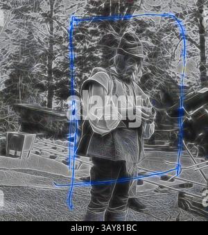 Una figura in abbigliamento tradizionale si erge con cura, ingaggiata nel loro compito, circondata da un tranquillo sfondo della foresta. Un contorno etereo accentua la loro presenza, aggiungendo una qualità onirica alla scena., Weegee vestito come un contadino sul set cinematografico, Monaco, sconosciuto, fotografo, circa 1960, stampa in argento gelatina, 5 x 4-3/4 pollici, segni di ritaglio a inchiostro, c.r. inciso a inchiostro, verso, c.: 4 51, arte classica con un tocco moderno reinventata da Artotop Foto Stock