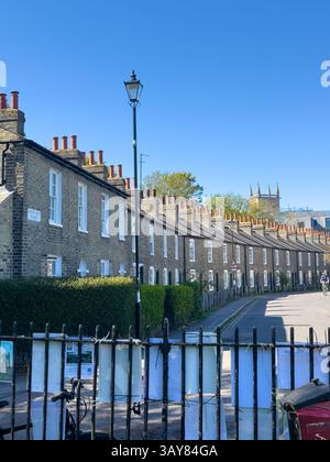17 aprile 2025 - Cambridge, Regno Unito - Una fila di pittoresche case vittoriane britanniche a schiera in una giornata di sole estati. Foto Stock