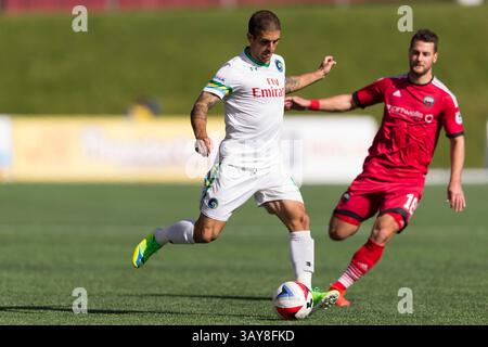 9 ottobre 2016: Il New York Cosmos Carlos Mendes (4) corre con il pallone con l'Ottawa Fury FC Thomas Stewart (16) inseguendo durante la partita tra New York Cosmos e Ottawa Fury FC al TD Place di Ottawa, ONTARIO, Canada. Daniel Lea/CSM(immagine di credito: &Copy; Daniel Lea/CSM tramite cavo ZUMA) Foto Stock