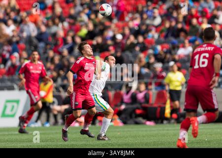 9 ottobre 2016: Ottawa Fury FC Ryan Williams (7) e New York Cosmos Adam Moffat (16) combattono per la posizione durante il match tra New York Cosmos e Ottawa Fury FC al TD Place di Ottawa, ON, Canada. Daniel Lea/CSM(immagine di credito: &Copy; Daniel Lea/CSM tramite cavo ZUMA) Foto Stock