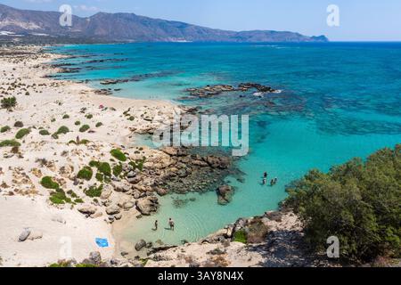 Vista estiva della famosa spiaggia di Elafonisi con le acque turchesi e la sabbia rosa, a chania, Creta, Grecia. Foto Stock