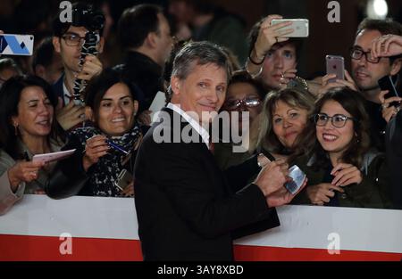 Otober 17, 2016 - Roma, Italia - l'attore britannico VIGGO MORTENSEN sul capretto rosso di ''Captain Fantastic'' durante il Festival del Cinema di Roma 2016. (Immagine di credito: © Evandro Inetti via ZUMA Wire) Foto Stock