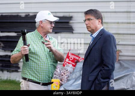 17 ottobre 2016 - Hillsborough, North Carolina, USA - North Carolina Gov. Pat McCrory, Right, e Daniel Ashley, presidente del Partito Repubblicano della Contea di Orange, parlano al di fuori del quartier generale repubblicano della Contea di Orange danneggiato dal fuoco lunedì 17 ottobre 2016 a Hillsborough, N.C. (immagine di credito: © Jill Knight/TNS via ZUMA Wire) Foto Stock