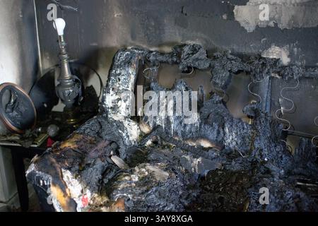 17 ottobre 2016 - Hillsborough, North Carolina, Stati Uniti - Un divano bruciato e una lampada presso la sede repubblicana della contea di Orange lunedì. (Immagine di credito: © Jill Knight/TNS via ZUMA Wire) Foto Stock