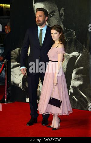 17 ottobre 2016 - Londra, Regno Unito di Gran Bretagna e Irlanda del Nord - (L-R) Ben Affleck e Anna Kendrick arrivano alla prima inglese di "The Accountant" al Cineworld Leicester Square il 17 ottobre 2016 a Londra, Inghilterra (Credit Image: © Famous/Ace Pictures via ZUMA Press) Foto Stock