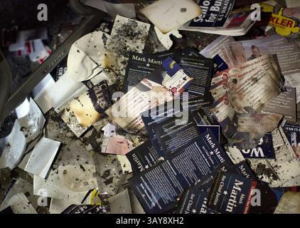 17 ottobre 2016 - Hillsborough, Carolina del Nord, Stati Uniti - opuscoli personalizzati per la campagna presso il quartier generale repubblicano della contea di Orange lunedì. (Immagine di credito: © Jill Knight/TNS via ZUMA Wire) Foto Stock