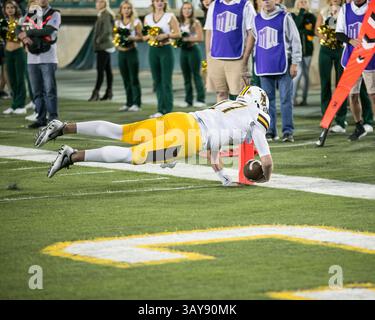1° ottobre 2016: Il quarterback dei Wyoming Cowboys Josh Allen (17) raggiunge la palla attraverso la linea della porta durante il terzo quarto in un incontro di football NCAA tra i Wyoming Cowboys e i Colorado State Rams al Sonny Lubick Field, Hughes Stadium Fort Collins CO, Scott D Stivason/Cal Sport Media (Credit Image: &Copy; Scott D Stivason/Cal Sport Media via ZUMA Wire) Foto Stock