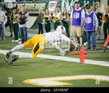1° ottobre 2016: Il quarterback dei Wyoming Cowboys Josh Allen (17) raggiunge la palla attraverso la linea della porta durante il terzo quarto in un incontro di football NCAA tra i Wyoming Cowboys e i Colorado State Rams al Sonny Lubick Field, Hughes Stadium Fort Collins CO, Scott D Stivason/Cal Sport Media (Credit Image: &Copy; Scott D Stivason/Cal Sport Media via ZUMA Wire) Foto Stock