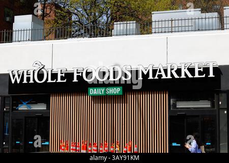 Segnaletica per il negozio giornaliero Whole Foods Market di New York City. Il piccolo negozio offre prodotti alimentari essenziali e pasti da asporto. Foto Stock