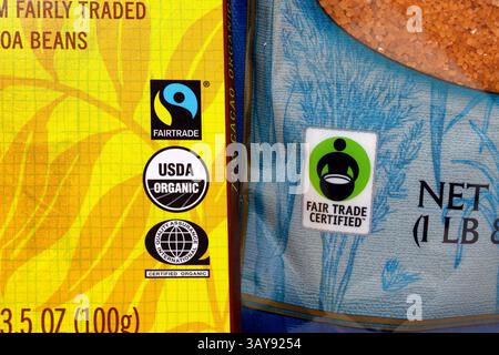 Logo e simboli di un marchio Fairtrade International, di un marchio Fair Trade Certified, di un marchio USDA Organic e di un marchio Quality Assurance International Certified Organic Foto Stock