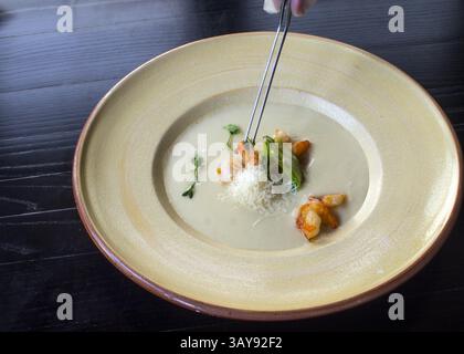 6 Ottobre 2016 - crema di verdure Zuppa di gamberetti e crostini (credito Immagine: © Igor Goiovniov via ZUMA filo) Foto Stock