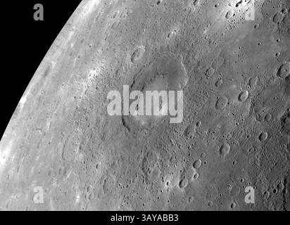 24 giugno 2010 - Washington, Distretto di Columbia, Stati Uniti - l'Unione Astronomica Internazionale (IAU) ha recentemente approvato il nome Rachmaninoff per un intrigante bacino a doppio anello su mercurio. Questo bacino, per la prima volta immaginato nella sua interezza durante il terzo sorvolo di mercurio di MESSENGER, fu rapidamente identificato come una caratteristica di alto interesse scientifico, a causa del suo aspetto fresco, delle sue pianure interne dai colori distintivi e delle vaschette estensionali sul suo pavimento. Il nome del bacino onora il compositore, pianista e direttore d'orchestra russo Sergei Rachmaninoff (1873-1943). La IAU nomina i crateri su mercurio come "ar morto" Foto Stock